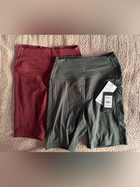 Peloton Women's Biker Shorts in Olive and Wine